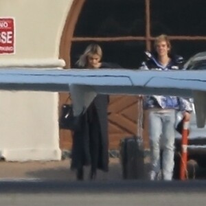 Justin Bieber et Selena Gomez prennent un jet privé à l'aéroport de Van Nuys à Los Angeles, le 16 décembre 2017
