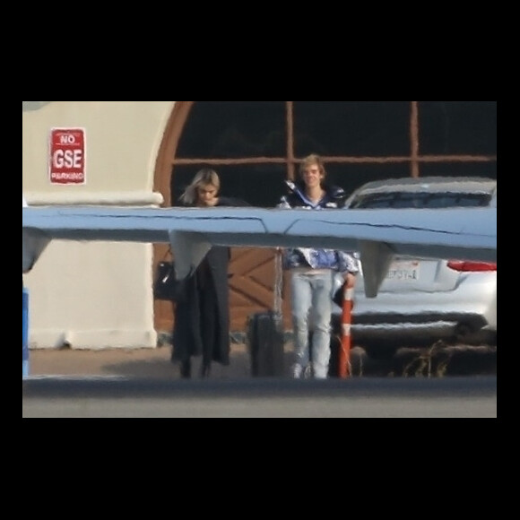 Justin Bieber et Selena Gomez prennent un jet privé à l'aéroport de Van Nuys à Los Angeles, le 16 décembre 2017