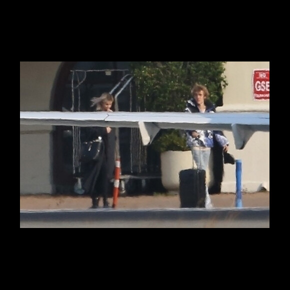 Justin Bieber et Selena Gomez prennent un jet privé à l'aéroport de Van Nuys à Los Angeles, le 16 décembre 2017