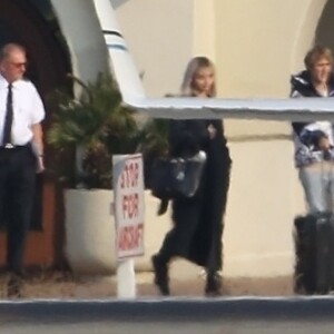 Justin Bieber et Selena Gomez prennent un jet privé à l'aéroport de Van Nuys à Los Angeles, le 16 décembre 2017