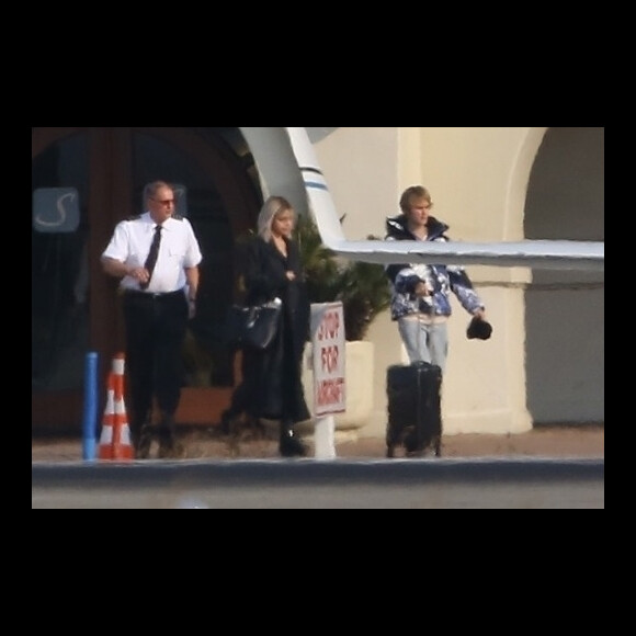 Justin Bieber et Selena Gomez prennent un jet privé à l'aéroport de Van Nuys à Los Angeles, le 16 décembre 2017