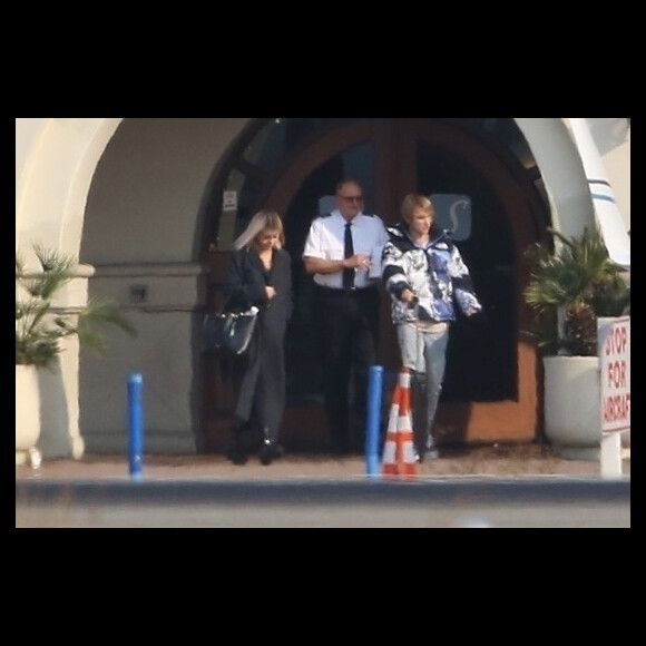 Justin Bieber et Selena Gomez prennent un jet privé à l'aéroport de Van Nuys à Los Angeles, le 16 décembre 2017
