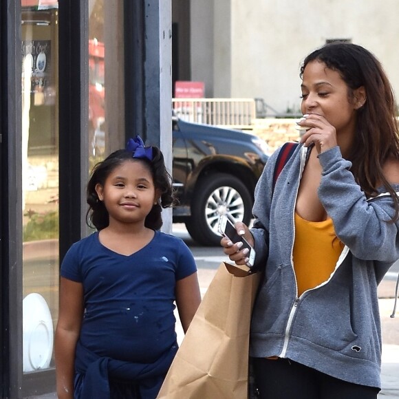 Christina Milian fait du shopping avec sa fille Violet dans les rues de Studio City, le 16 décembre 2017