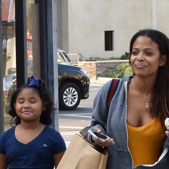 Christina Milian fait du shopping avec sa fille Violet dans les rues de Studio City, le 16 décembre 2017