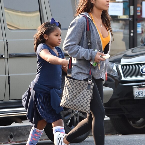 Christina Milian fait du shopping avec sa fille Violet dans les rues de Studio City, le 16 décembre 2017