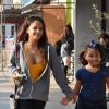 Christina Milian fait du shopping avec sa fille Violet dans les rues de Studio City, le 16 décembre 2017