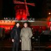 Exclusif - Andrew Basso, Le Roi de L'Evasion dans le spectacle The Illusionists 2.0, et le producteur Pascal Bernardin posent devant le Moulin Rouge le 13 décembre 2017 à Paris, à quelques jours du retour du spectacle sur la scène du Palais des Congrès.