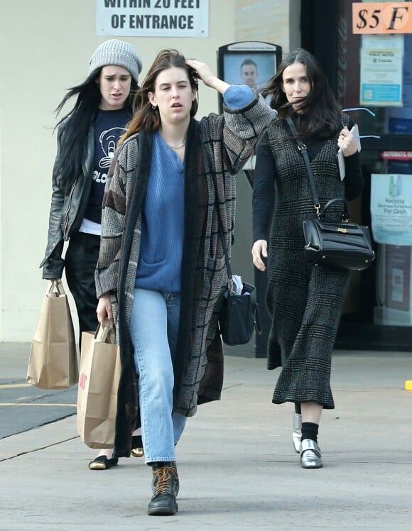 Exclusif - Prix spécial - Demi Moore et ses trois filles Rumer, Scout et Tallulah Willis vont chercher de la nourriture à emporter avant de partir pour une virée shopping à Studio City le 3 février 2017.