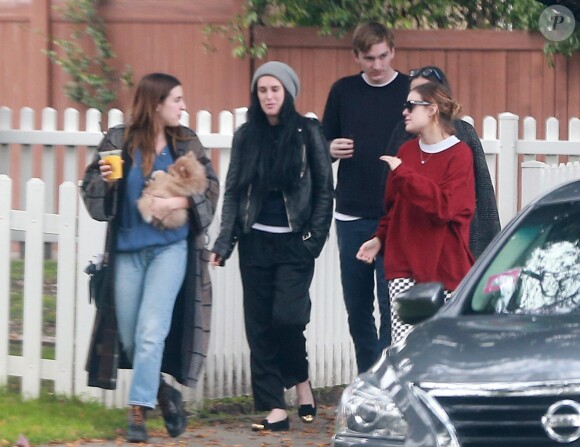 Exclusif - Prix spécial - Demi Moore et ses trois filles Rumer, Scout et Tallulah Willis vont chercher de la nourriture à emporter avant de partir pour une virée shopping à Studio City le 3 février 2017.
