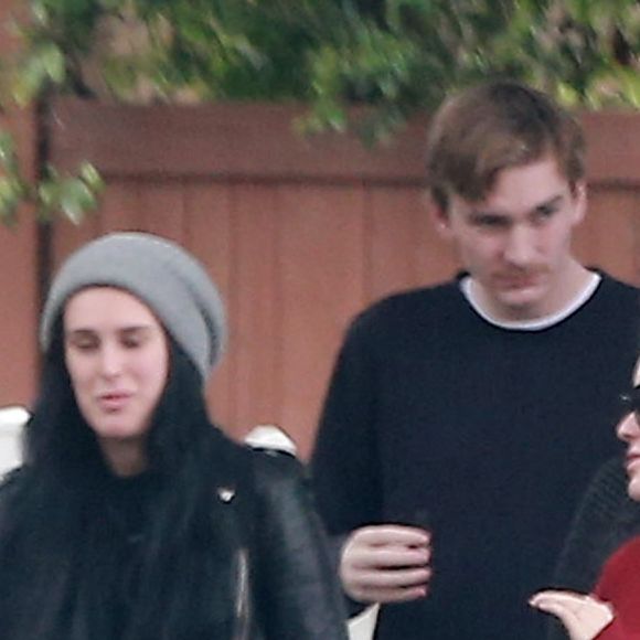 Exclusif - Prix spécial - Demi Moore et ses trois filles Rumer, Scout et Tallulah Willis vont chercher de la nourriture à emporter avant de partir pour une virée shopping à Studio City le 3 février 2017.