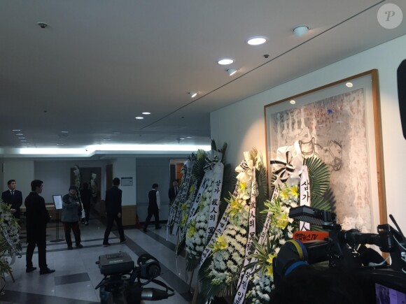 Un mémorial pour le chanteur vedette de la K-pop du groupe SHINee Kim Jong-hyun à Séoul, Corée du Sud, le 19 décembre 2017.