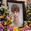 Un mémorial pour le chanteur vedette de la K-pop du groupe SHINee Kim Jong-hyun à Séoul, Corée du Sud, le 19 décembre 2017.