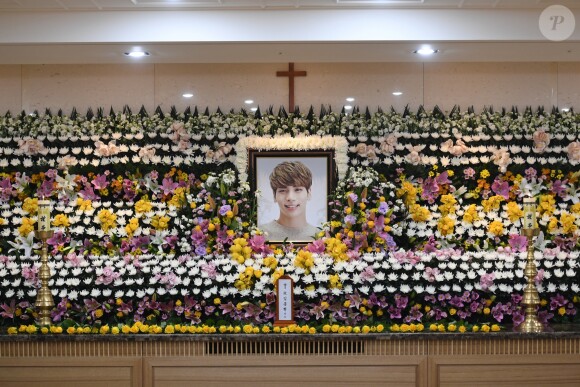 Un mémorial pour le chanteur vedette de la K-pop du groupe SHINee Kim Jong-hyun à Séoul, Corée du Sud, le 19 décembre 2017.