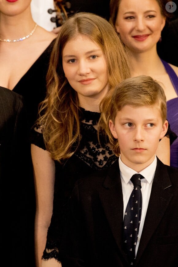 La princesse héritière Elisabeth de Belgique et son frère le prince Emmanuel lors du concert de Noël au palais royal à Bruxelles le 20 décembre 2017.