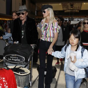 Semi-exclusif - Johnny Hallyday à quitté Los Angeles pour Paris avec sa femme Laeticia, ses filles Jade et Joy, son manager Sébastien Farran, Elyette la grand-mère de sa femme et sa chienne Cheyenne le 29 mai 2017.