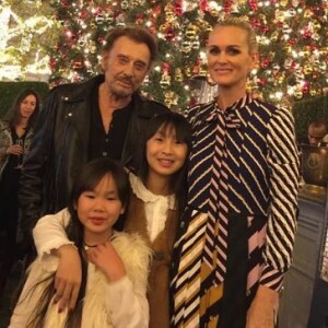 Johnny Hallyday entouré de sa femme Laeticia et leurs deux filles Jade et Joy pour leur dernier Noël ensemble à Los Angeles. Instagram, le 23 décembre 2016.