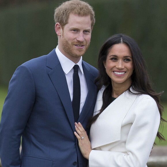 Le prince Harry et Meghan Markle devant la presse à Kensington palace après l'annonce de leur fiançailles le 27 novembre 2017.
