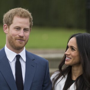 Le prince Harry et Meghan Markle devant la presse à Kensington palace après l'annonce de leur fiançailles le 27 novembre 2017.
