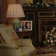 La reine Elizabeth II dans le salon 1844 au palais de Buckingham pour son allocution de Noël, le 25 décembre 2017. Sur le bureau à côté d'elle, des photos de George et Charlotte de Cambridge, de son mariage avec le prince Philip et de leurs noces de platine. Mais dans la pièce figurait aussi une photo des fiançailles du prince Harry et de Meghan Markle, qui s'apprête à entrer dans la famille.