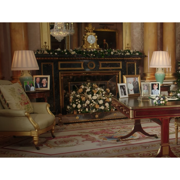 La reine Elizabeth II dans le salon 1844 au palais de Buckingham pour son allocution de Noël, le 25 décembre 2017. Sur le bureau à côté d'elle, des photos de George et Charlotte de Cambridge, de son mariage avec le prince Philip et de leurs noces de platine. Mais dans la pièce figurait aussi une photo des fiançailles du prince Harry et de Meghan Markle, qui s'apprête à entrer dans la famille.