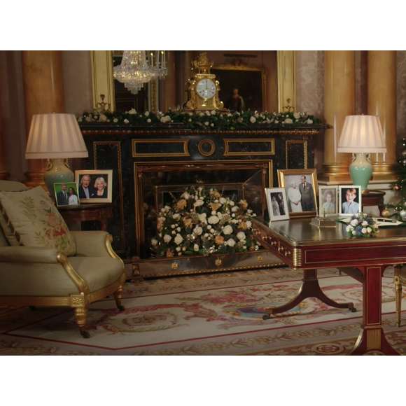 Une photo des fiançailles du prince Harry et de Meghan Markle dans le salon 1844 au palais de Buckingham, lors du message de Noël de la reine Elizabeth II, le 25 décembre 2017.
