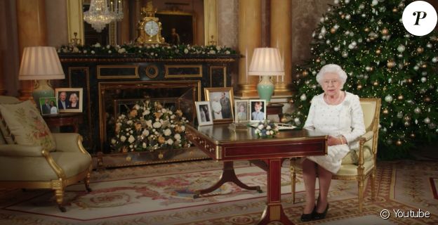 Une photo des fiançailles du prince Harry et de Meghan Markle dans le salon 1844 au palais de Buckingham, lors du message de Noël de la reine Elizabeth II, le 25 décembre 2017.
