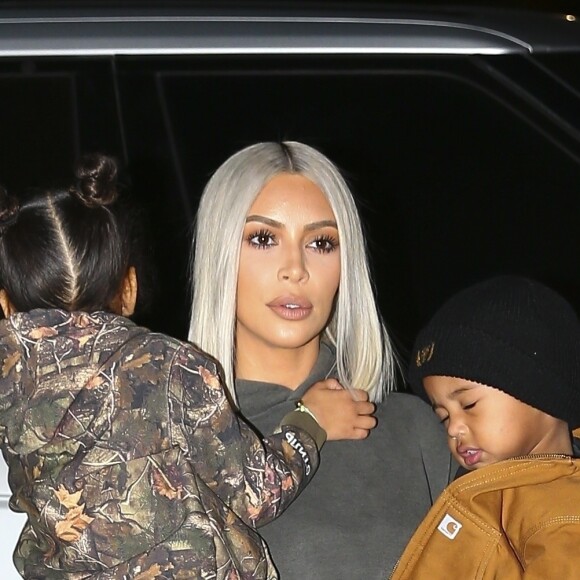 Kim Kardashian et ses enfants North et Saint West à Malibu. Le 23 décembre 2017.