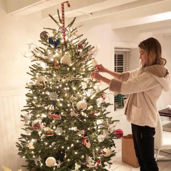 Gigi Hadid face à son sapin de Noël. Décembre 2017.