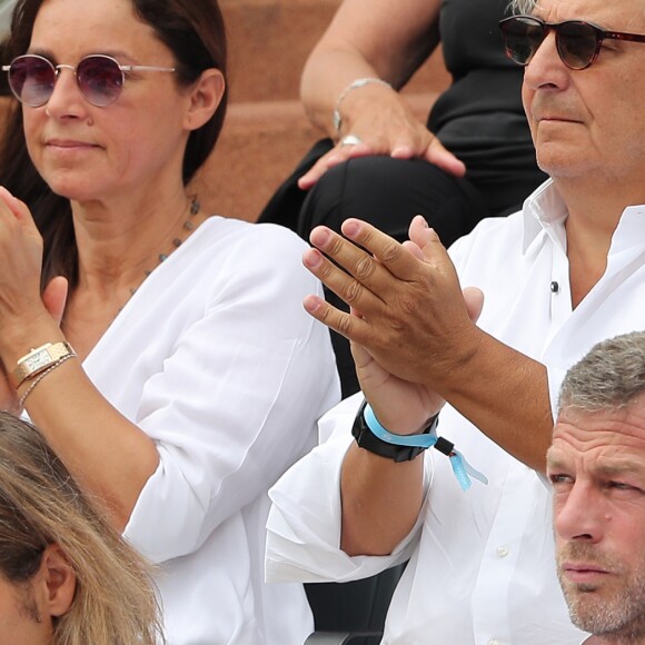 Christian Clavier et sa compagne Isabelle De Araujo - People dans les tribunes lors de la finale homme des Internationaux de Tennis de Roland-Garros à Paris le 11 juin 2017. © Dominique Jacovides-Cyril Moreau/Bestimage