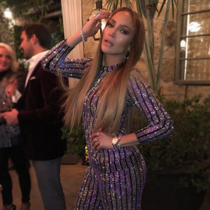 Photo de Jennifer Lopez, habillée d'un pull et d'un pantalon Gucci. Décembre 2017.