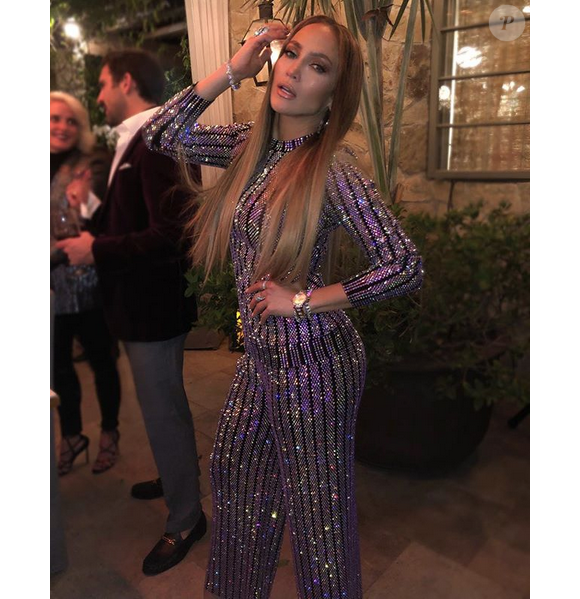 Photo de Jennifer Lopez, habillée d'un pull et d'un pantalon Gucci. Décembre 2017.