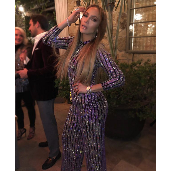 Photo de Jennifer Lopez, habillée d'un pull et d'un pantalon Gucci. Décembre 2017.