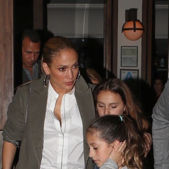 Exclusif - Jennifer Lopez, son compagnon Alex Rodriguez et ses enfants Max et Emme quittent le restaurant "Cecconi's" à Los Angeles, le 28 décembre 2017.