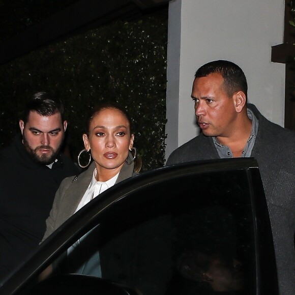 Exclusif - Jennifer Lopez, son compagnon Alex Rodriguez et ses enfants Max et Emme quittent le restaurant "Cecconi's" à Los Angeles, le 28 décembre 2017.