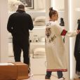 Jennifer Lopez et son compagnon Alex Rodriguez font du shopping chez Brunello Cucinelli à Beverly Hills, le 27 décembre 2017.