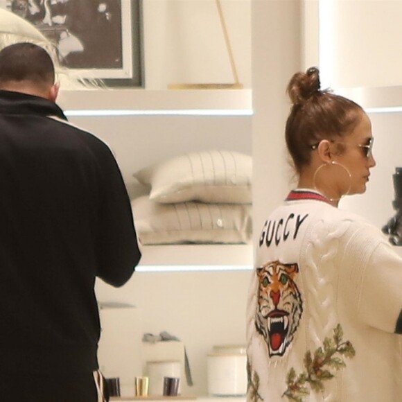 Jennifer Lopez et son compagnon Alex Rodriguez font du shopping chez Brunello Cucinelli à Beverly Hills, le 27 décembre 2017.
