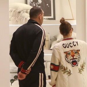 Jennifer Lopez et son compagnon Alex Rodriguez font du shopping chez Brunello Cucinelli à Beverly Hills, le 27 décembre 2017.