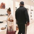 Jennifer Lopez et son compagnon Alex Rodriguez font du shopping chez Brunello Cucinelli à Beverly Hills, le 27 décembre 2017.