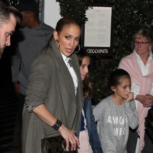 Exclusif - Jennifer Lopez, son compagnon Alex Rodriguez et ses enfants Max et Emme quittent le restaurant "Cecconi's" à Los Angeles, le 28 décembre 2017.