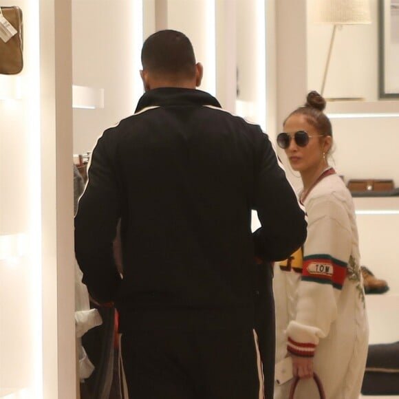 Jennifer Lopez et son compagnon Alex Rodriguez font du shopping chez Brunello Cucinelli à Beverly Hills, le 27 décembre 2017.
