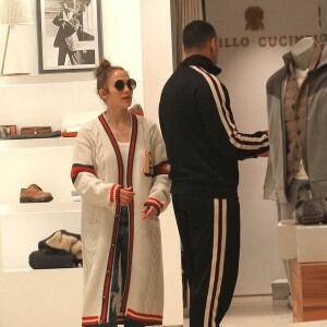 Jennifer Lopez et son compagnon Alex Rodriguez font du shopping chez Brunello Cucinelli à Beverly Hills, le 27 décembre 2017.