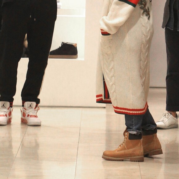 Jennifer Lopez et son compagnon Alex Rodriguez font du shopping chez Brunello Cucinelli à Beverly Hills, le 27 décembre 2017.