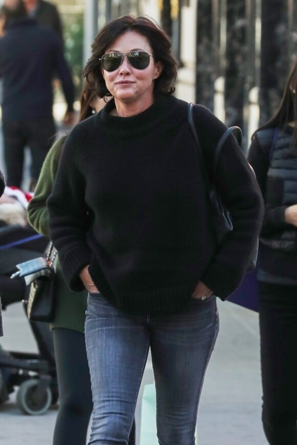 Exclusif - Shannen Doherty et sa mère Rosa se promènent à Beverly Hills. Los Angeles, le 22 décembre 2017.