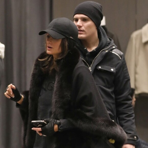 Exclusif - Paris Hilton et son compagnon Chris Zylka font du shopping à Aspen le 1er janvier 2018. Exclusive - For Germany call for price - Aspen, CO - Couple Paris Hilton and Chris Zylka are spotted out doing some night time shopping on New Years day in Aspen. Rumors have been swirling that the pair got engaged during their holiday trip with Paris rocking a large diamond ring on her hand. Paris is sporting a darker hair color than her iconic blonde locks! Is the heiress gearing up for some big changes in 2018?01/01/2018 - Aspen