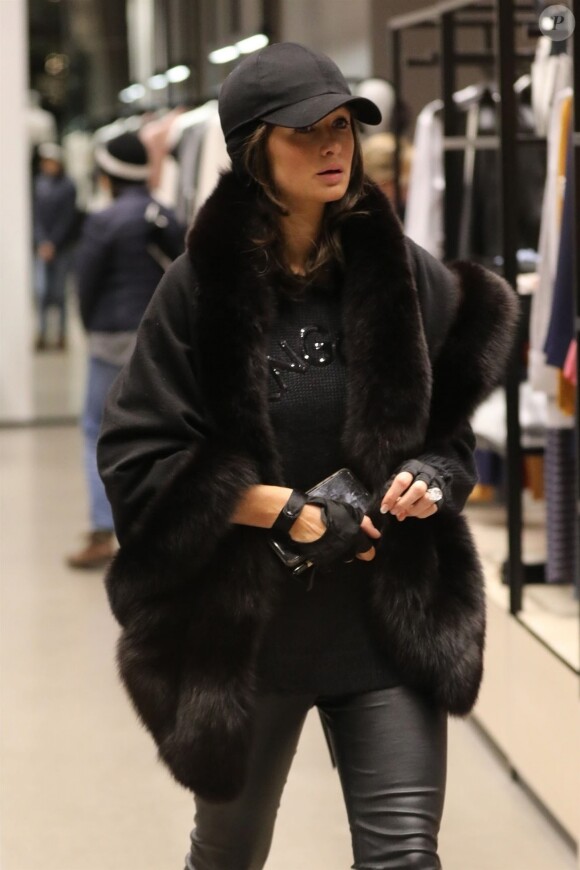 Exclusif - Paris Hilton et son compagnon Chris Zylka font du shopping à Aspen le 1er janvier 2018.