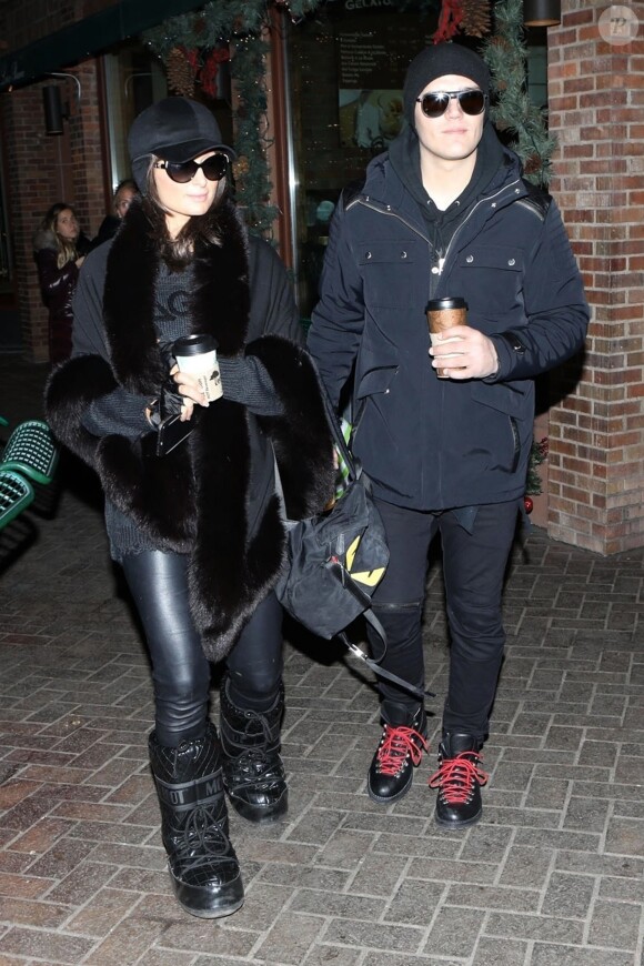 Exclusif - Paris Hilton et son compagnon Chris Zylka font du shopping à Aspen le 1er janvier 2018.