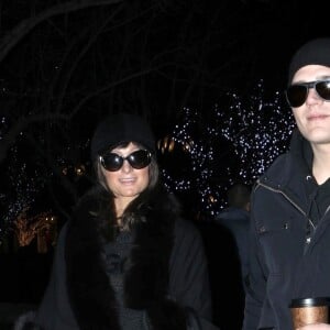 Exclusif - Paris Hilton et son compagnon Chris Zylka font du shopping à Aspen le 1er janvier 2018.