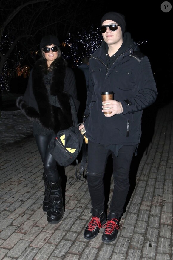 Exclusif - Paris Hilton et son compagnon Chris Zylka font du shopping à Aspen le 1er janvier 2018.
