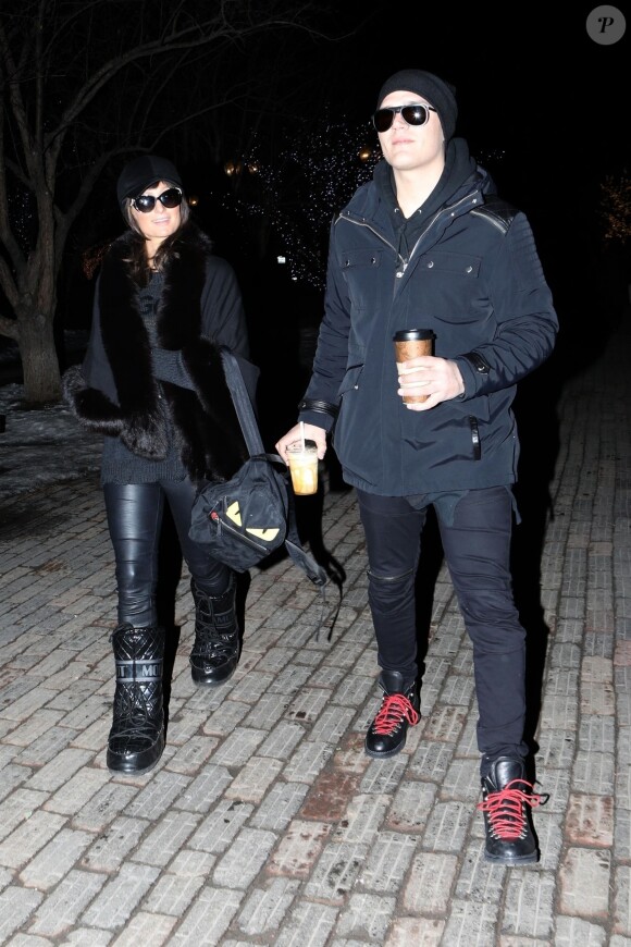 Exclusif - Paris Hilton et son compagnon Chris Zylka font du shopping à Aspen le 1er janvier 2018.