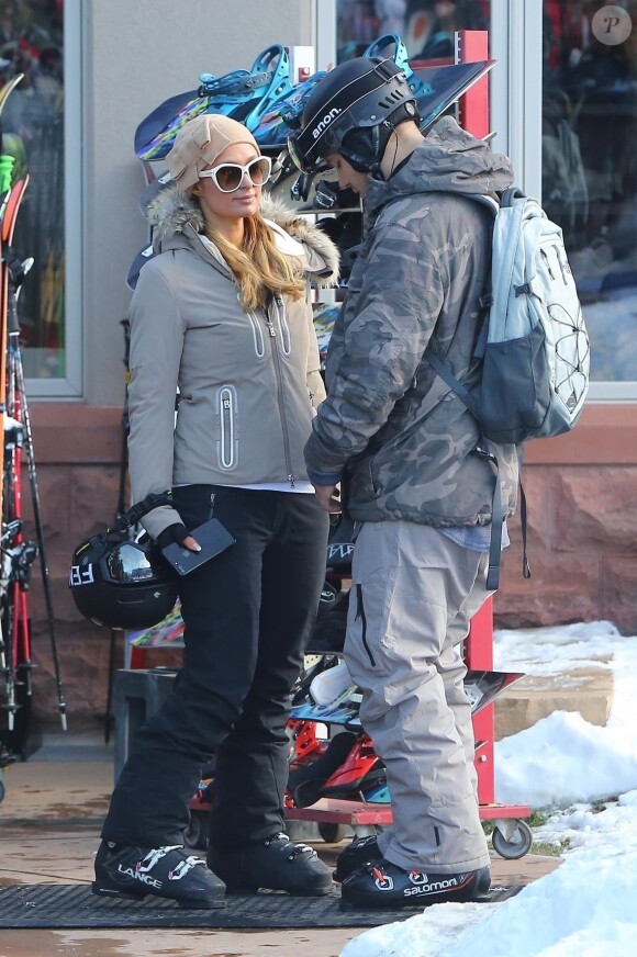 Paris Hilton et son compagnon Chris Zylka à Aspen, Colorado, le 31 décembre 2017.